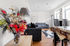 Spacious 2 BED 2 BATH Apartment with FREE PARKING for 2 cars and underground station Zone 2 for quick access to Central London up to 10 guests